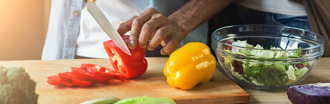 Paprika schneiden in der Küche