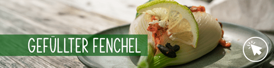 KI generiert: Das Bild zeigt ein Gericht aus gefülltem Fenchel, garniert mit einer Limettenscheibe und schwarzen Oliven auf einem Teller. Ein Textfeld mit der Aufschrift "GEFÜLLTER FENCHEL" ist links im Bild zu sehen.