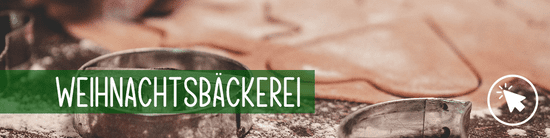 KI generiert: Das Bild zeigt Ausstechformen und ausgerollten Teig auf einer bemehlten Oberfläche, was auf Weihnachtsbäckerei hindeutet. Der Text "Weihnachtsbäckerei" steht prominent im Vordergrund.