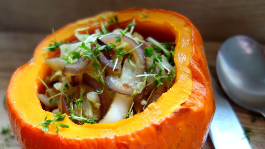 Rezeptbild für Warmer Chinakohlsalat in Kürbis (vegan)