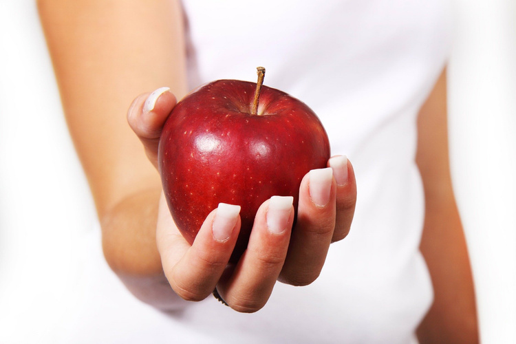 Hand mit Apfel