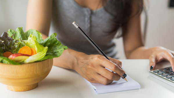 Bild mit Laptop und verschiedenen Marketing-Schlagworten