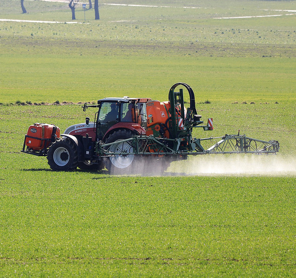 Traktor sprüht Gift
