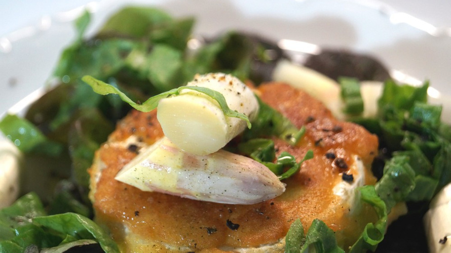 Rezeptbild für Panierter Camembert mit Blaubeerfruchtaufstrich an Spargelsalat