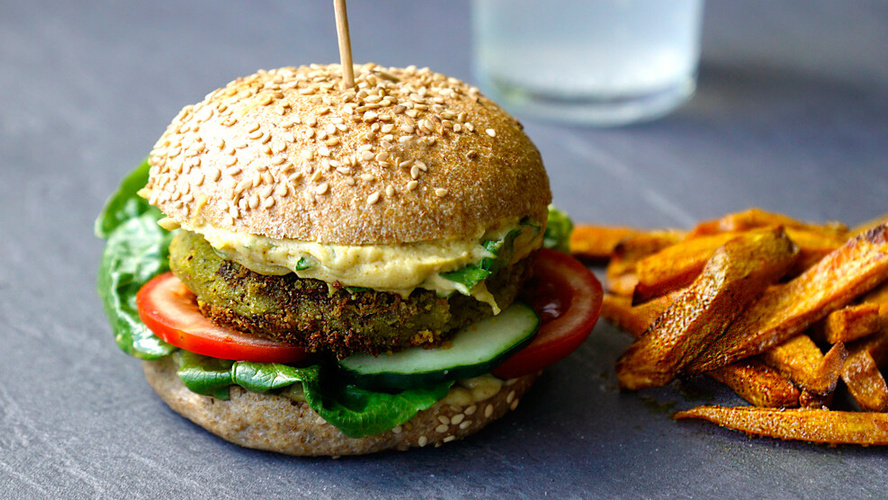 Rezeptbild für Falafel-Burger mit Süßkartoffel-Pommes (vegan)