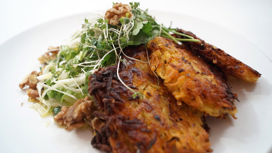 Rezeptbild für Kartoffel-Möhren Rösti mit Wintersalat&nbsp;<br>an frischer Kresse-Petersilie-Vinaigrette (vegan)