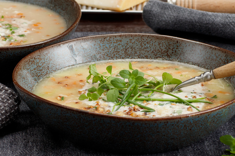 Teller mit Kartoffelsuppe