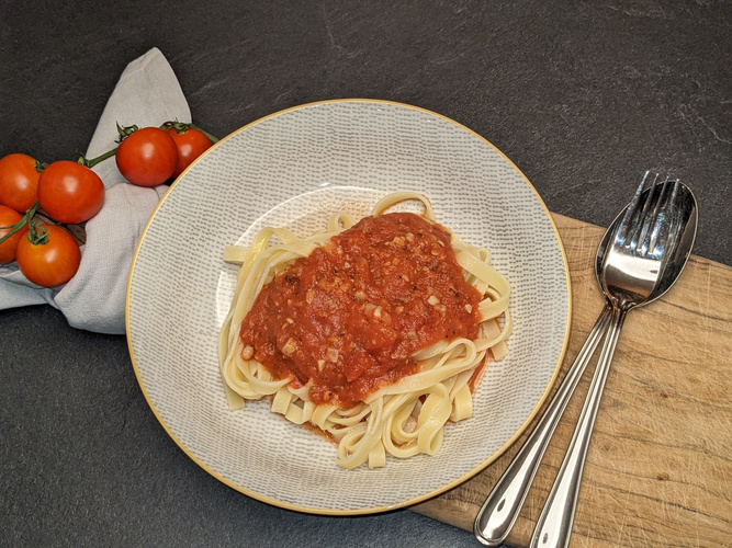 Nuss-Bolognese mit Bandnudeln