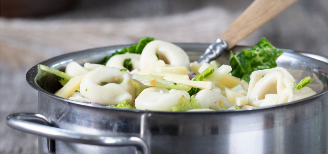 Topf mit Pasta und Wirsing