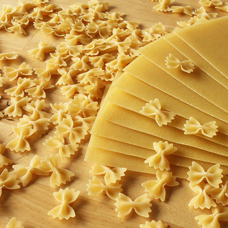 Nudeln und Tomatenprodukte