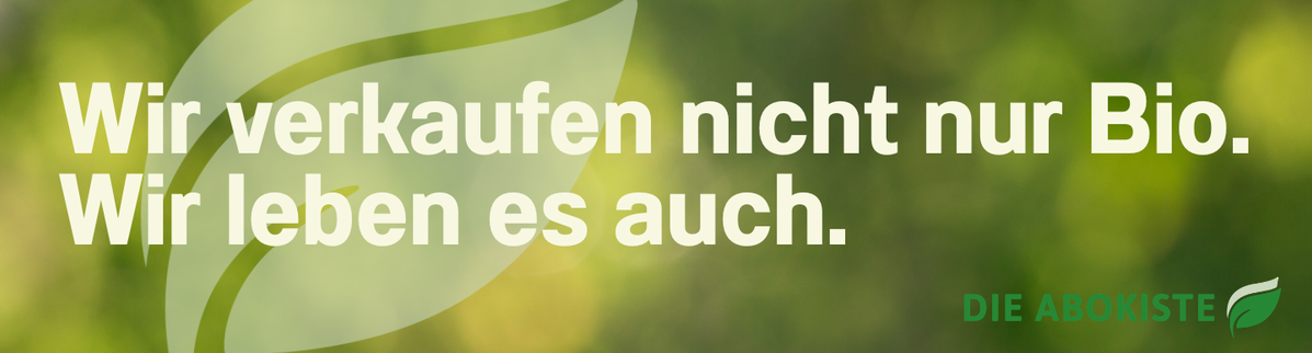 KI generiert: Grünes Banner mit Blattmotiv und Text: "Wir verkaufen nicht nur Bio. Wir leben es auch. DIE ABOKISTE".