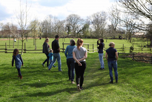 AboKisten-Mitarbeiter besichtigen den Hof