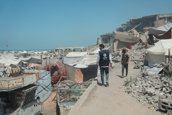 "Oxfam-Mitarbeiter Osama Qatta zwischen Zelten und Trümmern in Gaza-Stadt"