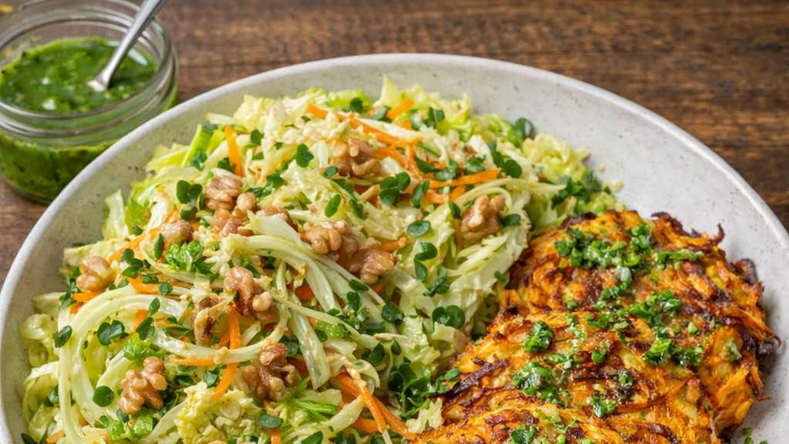 Rezeptbild für Kartoffel-Möhren Rösti mit Wintersalat&nbsp;<br>an frischer Kresse-Petersilie-Vinaigrette (vegan)