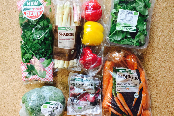 Gemüse in Plastik verpackt