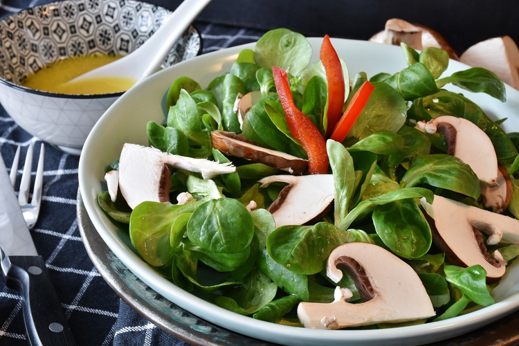 Feldsalat und Pilze