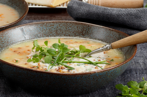 Teller mit Kartoffelsuppe