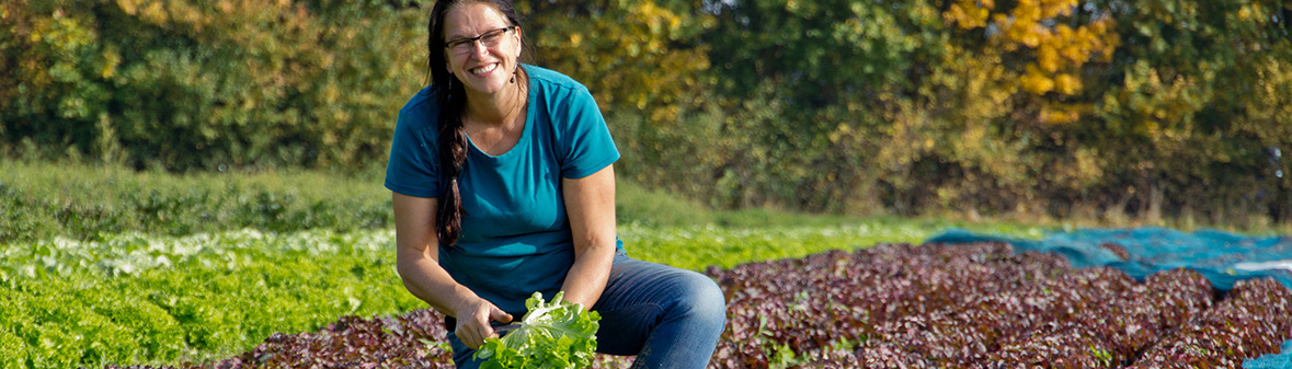 Gärtnerin Rita erntet Salat