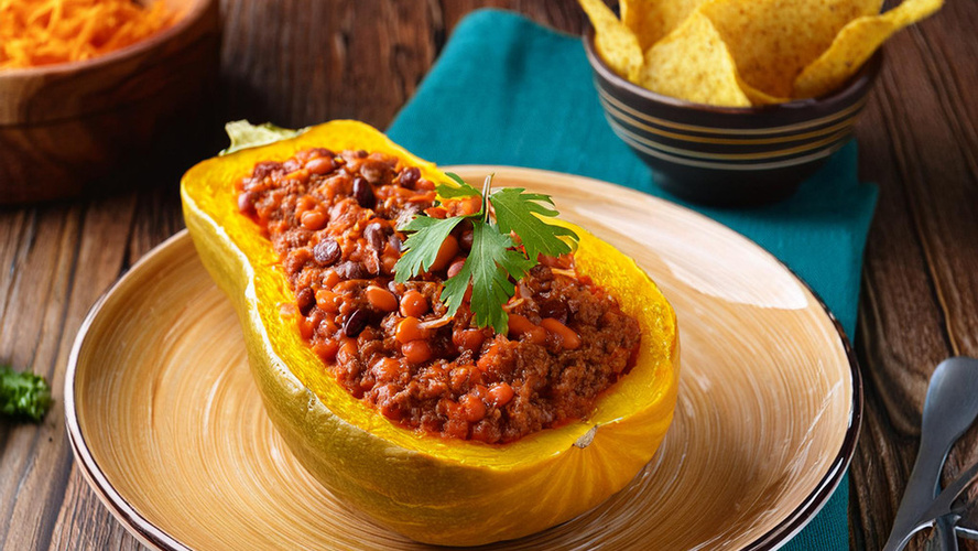Rezeptbild für Gefüllter Spaghetti-Kürbis mit Chili con Carne