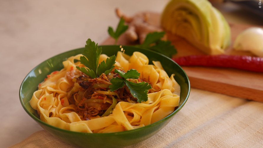 Rezeptbild für Tagliatelle mit pikantem Weißkohl (vegan)