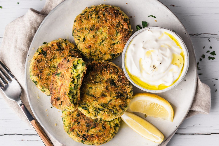 Zucchinitaler mit Joghurtdip