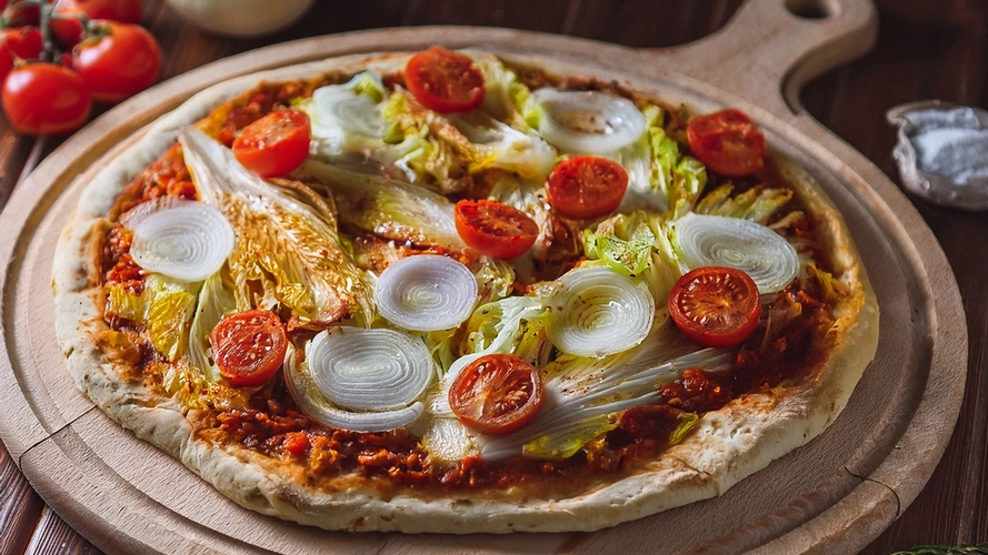 Rezeptbild für Chinakohl-Tomaten-Pizza