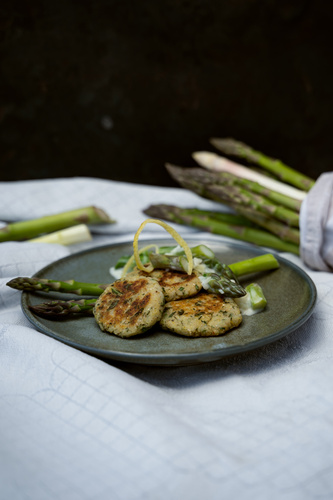 Kartoffel-Bärlauch-Taler auf Spargelragout