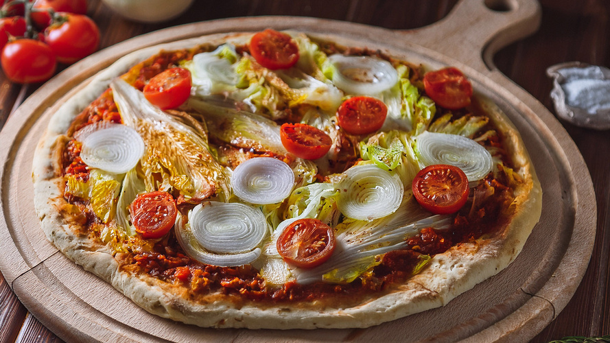 Rezeptbild für Chinakohl-Tomaten-Pizza