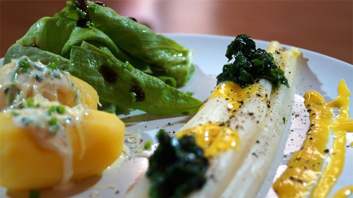 Rezeptbild für Frischer Spargel mit feiner Senfsoße an feinem gebutterten Bärlauchtopping