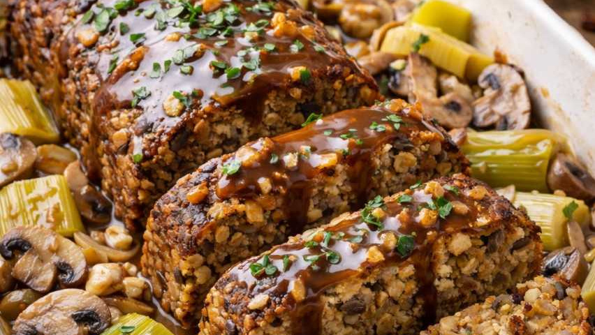 Rezeptbild für Veganer Nussbraten mit&nbsp;geschmortem Lauch und Pilzen