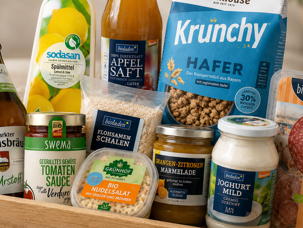 KI generiert: Eine Auswahl an Bio-Lebensmitteln, darunter Apfelsaft, Krunchy-Müsli, Marmelade, Nudelsalat und Spülmittel.