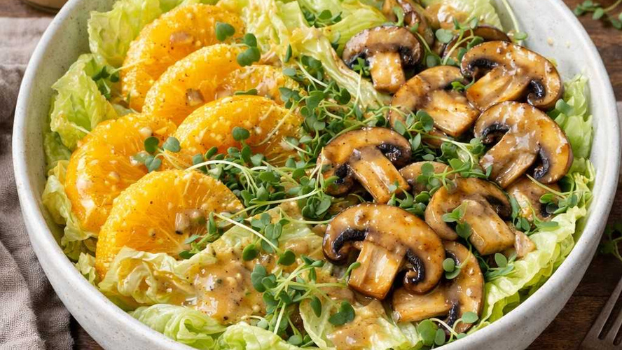 Rezeptbild für Zuckerhutsalat mit Feigensenf-Dressing an Orangen mit gebratenen Pilzen