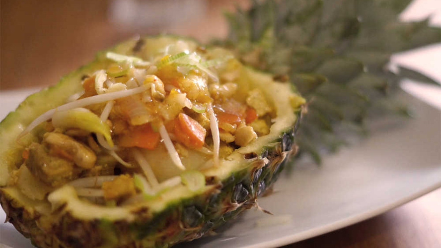 Rezeptbild für Gefüllte Ananas nach thailändischer Art (vegan)