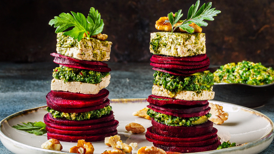 Rezeptbild für Rote Bete Tofu-Türmchen mit Pesto