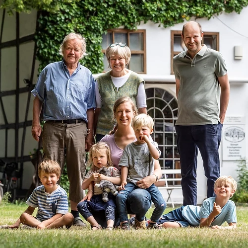 KI generiert: Familienporträt im Freien.