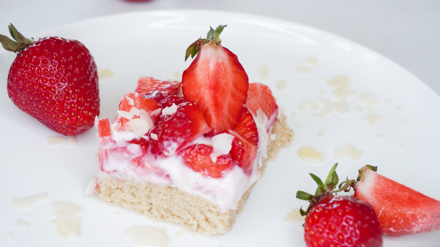 Rezeptbild für Fluffige Erdbeerschnitten (vegan)