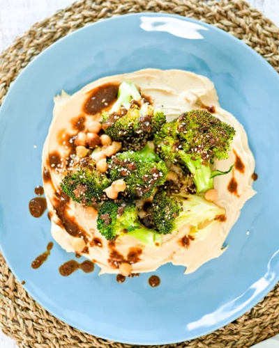 Hummus mit geröstetem Brokkoli