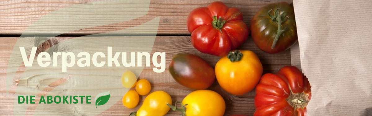KI-generierte Beschreibung: Hauptinhalt: Verschiedene Bio-Obst- und Gemüsesorten in einer Holzkiste. Text: "Verpackung Die Abokiste"