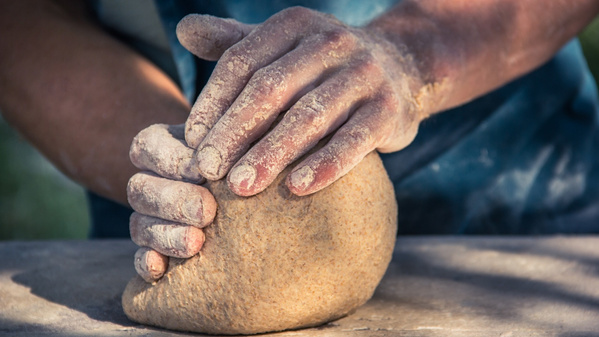 Hände kneten Teig