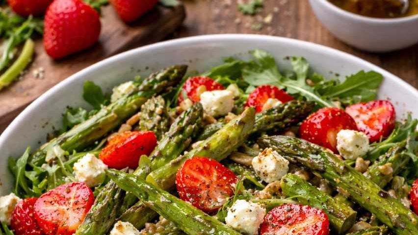 Rezeptbild für Spargel-Erdbeer-Salat mit Rucola