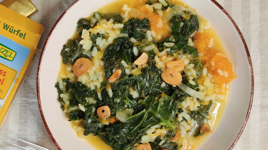 Rezeptbild für Kürbis-Reis-Eintopf mit Grünkohl und Knoblauchchips (vegan)