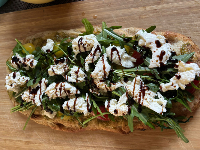 Rezeptbild für Tomaten-Pinsa mit Rucola und Burrata