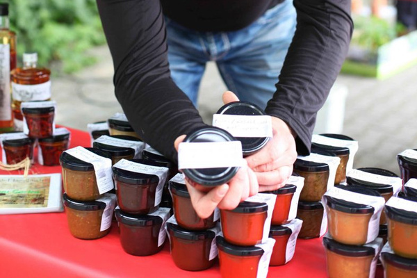 Mann verkauft Marmelade