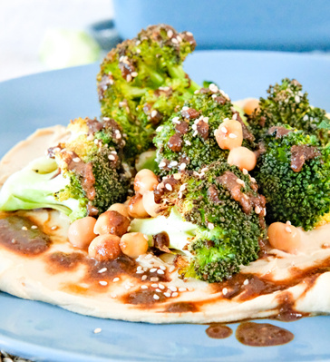 Brokkoli auf Hummus