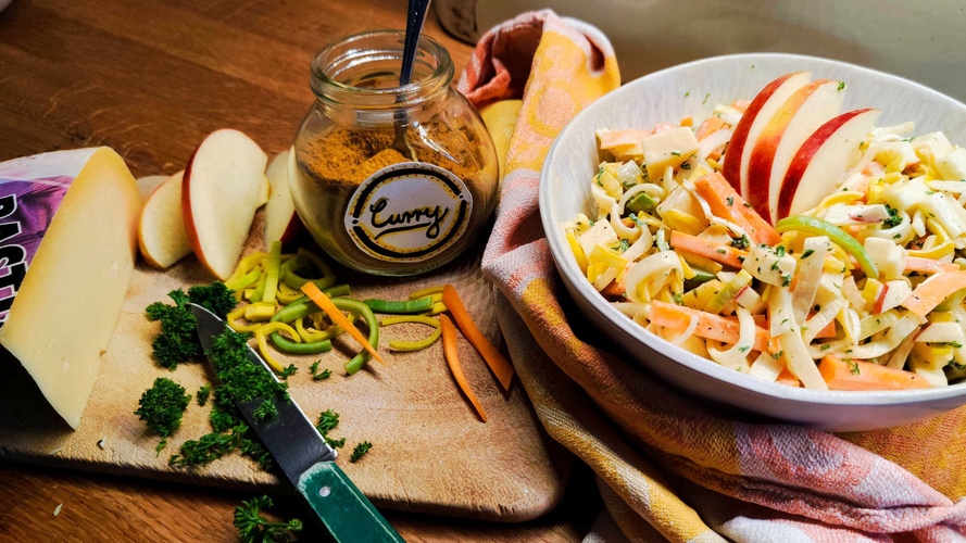 Rezeptbild für Fruchtig-scharfer <br>Apfel-Porree-Salat mit Käsewürfeln