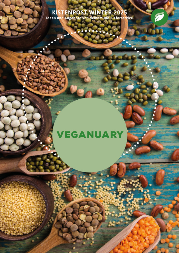 KI generiert: Das Bild zeigt verschiedene Hülsenfrüchte und Getreide auf einem Holztisch, mit dem Schriftzug "Veganuary" in der Mitte. Es scheint eine Werbung für einen Bio-Lieferservice im Rahmen der "Kistenpost Winter 2025" zu sein.