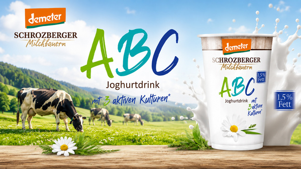 KI generiert: Joghurtdrink mit Kühen auf Wiese, Text: "Demeter, SCHROZBERGER Milchbauern, ABC Joghurtdrink mit 3 aktiven Kulturen, 1,5% Fett".
