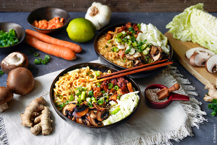 Rezeptbild für Thai-Ramen mit Pilzen und knusprigem Tofu (vegan)