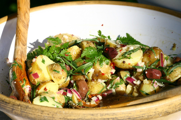 Schüssel mit Kartoffelsalat