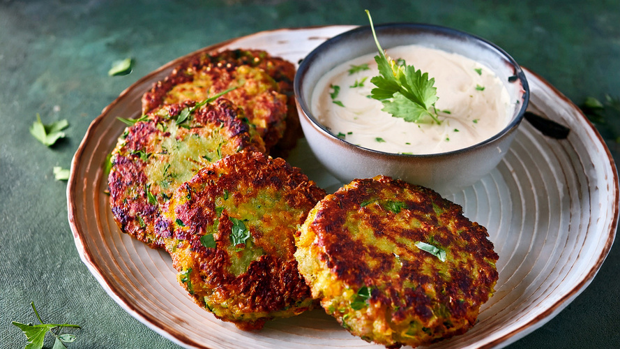 Rezeptbild für Blumenkohl-Hirse-Bratlinge mit Dip